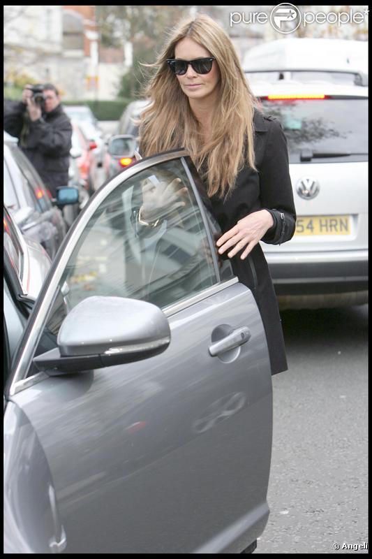 Elle MacPherson discute avec les agents de police devant l'école à Londres le 18 novembre 2009  