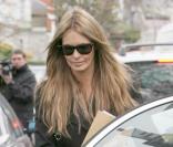 Elle MacPherson discute avec les agents de police devant l\'école à Londres le 18 novembre 2009 <br />