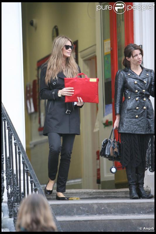 Elle MacPherson discute avec les agents de police devant l'école à Londres le 18 novembre 2009  