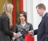 Elle MacPherson discute avec les agents de police devant l\'école à Londres le 18 novembre 2009 <br />