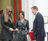 Elle MacPherson discute avec les agents de police devant l\'école à Londres le 18 novembre 2009 <br />