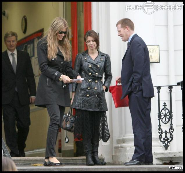 Elle MacPherson discute avec les agents de police devant l'école à Londres le 18 novembre 2009  