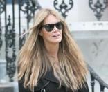 Elle MacPherson discute avec les agents de police devant l\'école à Londres le 18 novembre 2009 <br />