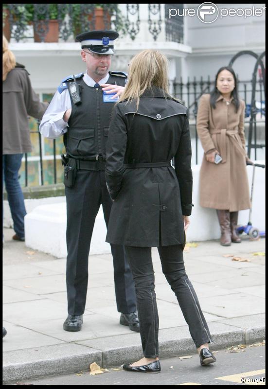 Elle MacPherson discute avec les agents de police devant l'école à Londres le 18 novembre 2009  
