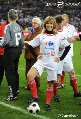 Nathalie Vincent participe à l'opération Buts du coeur, lors du match France-Irlande, le 18 novembre 2009