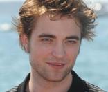 Le charismatique Robert Pattinson hésite... entre les lits d'Uma Thurman et de Kristin Scott Thomas !