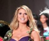 Heidi Klum défile pour Victoria's Secret le 19 novembre 2009