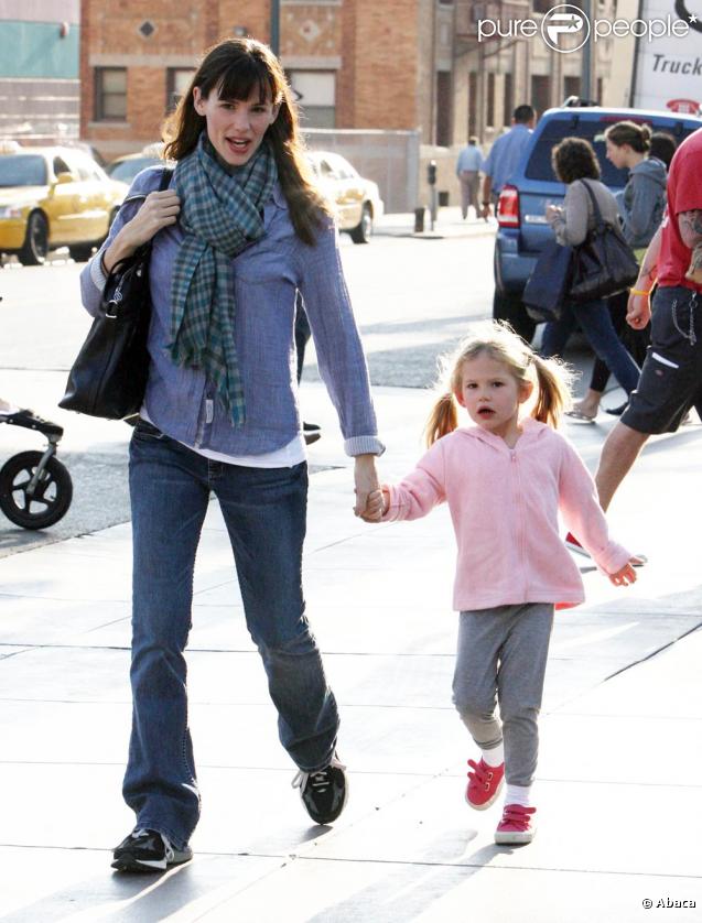 Jennifer Garner et sa fille Violet Affleck passent une journée entre filles le 21 novembre 2009 à Santa Monica, Los Angeles