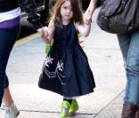 Suri Cruise fait du shopping avec sa mère Katie Holmes à New York le 22 novembre 2009