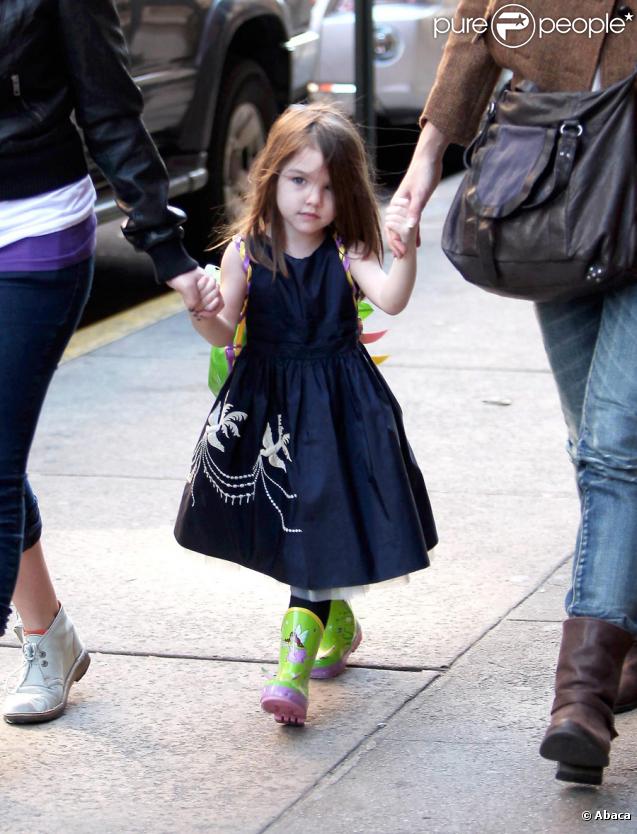 Suri Cruise fait du shopping avec sa mère Katie Holmes à New York le 22 novembre 2009