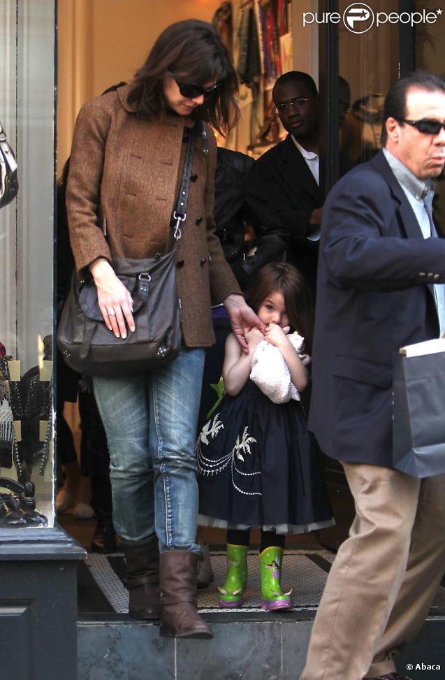 Suri Cruise fait du shopping avec sa mère Katie Holmes à New York le 22 novembre 2009