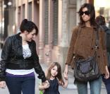 Suri Cruise fait du shopping avec sa mère Katie Holmes à New York le 22 novembre 2009