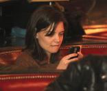 Suri Cruise fait du shopping avec sa mère Katie Holmes à New York le 22 novembre 2009 : Katie raconte certainement ses aventures à son mari Tom 