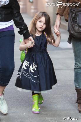 Suri Cruise fait du shopping avec sa mère Katie Holmes à New York le 22 novembre 2009