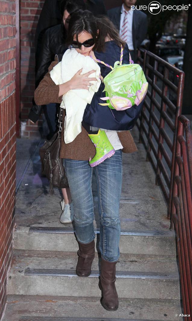 Suri Cruise fait du shopping avec sa mère Katie Holmes à New York le 22 novembre 2009
