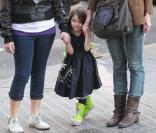 Suri Cruise fait du shopping avec sa mère Katie Holmes à New York le 22 novembre 2009