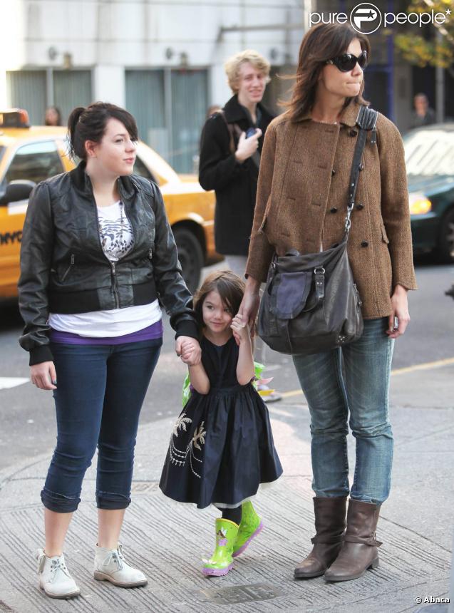 Suri Cruise fait du shopping avec sa mère Katie Holmes à New York le 22 novembre 2009