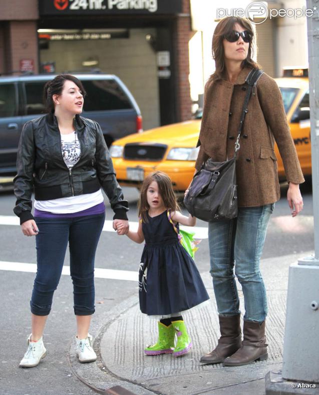 Suri Cruise fait du shopping avec sa mère Katie Holmes à New York le 22 novembre 2009