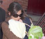 Katie Holmes porte sa petite grenouille, Suri, le 22 novembre 2009 à New York