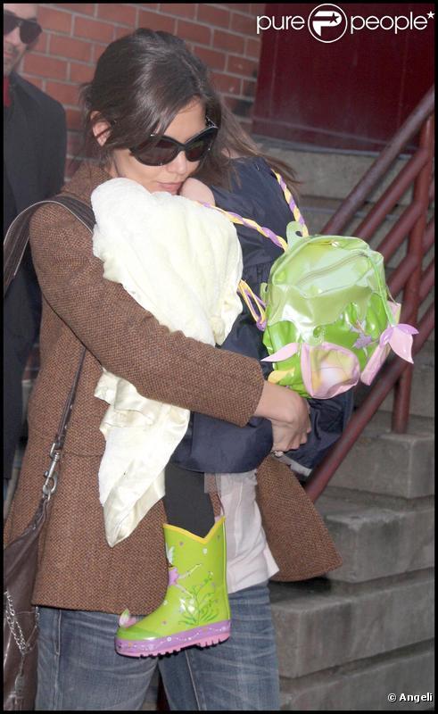 Katie Holmes porte sa petite grenouille, Suri, le 22 novembre 2009 à New York