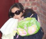 Katie Holmes porte sa petite grenouille, Suri, le 22 novembre 2009 à New York