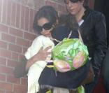 Katie Holmes porte sa petite grenouille, Suri, le 22 novembre 2009 à New York