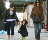 Katie Holmes et Suri arpentent New York le 22 novembre 2009... la fillette en bottes et bras nus mélange les saisons !