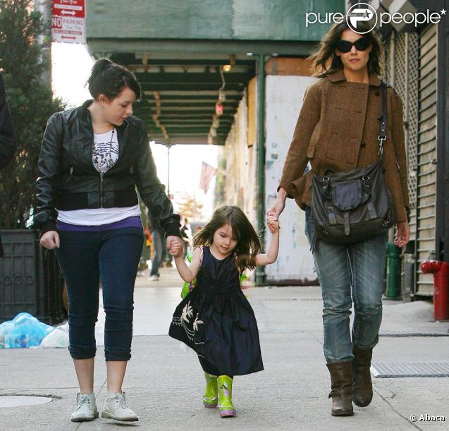 Katie Holmes et Suri arpentent New York le 22 novembre 2009... la fillette en bottes et bras nus mélange les saisons !