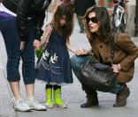 Katie Holmes et Suri arpentent New York le 22 novembre 2009... la fillette en bottes et bras nus mélange les saisons !