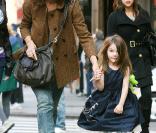 Katie Holmes et Suri arpentent New York le 22 novembre 2009... la fillette en bottes et bras nus mélange les saisons !