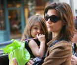 Katie Holmes et Suri arpentent New York le 22 novembre 2009... la fillette en bottes et bras nus mélange les saisons !
