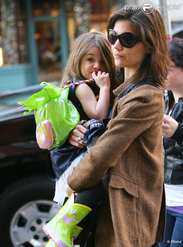Katie Holmes et Suri arpentent New York le 22 novembre 2009... la fillette en bottes et bras nus mélange les saisons !