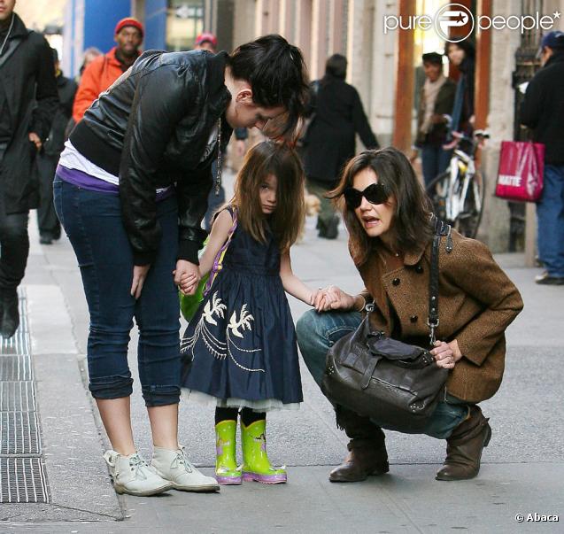 Katie Holmes et Suri arpentent New York le 22 novembre 2009... la fillette en bottes et bras nus mélange les saisons !