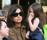 Katie Holmes et Suri arpentent New York le 22 novembre 2009... la fillette en bottes et bras nus mélange les saisons !