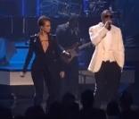 Alicia Keys et Jay-Z aux  American Music Awards 2009 , chantent le tube  Empire State of Mind 