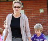 Sharon Stone et son fils Laird, 4 ans, s'amusent à Beverly Hills. 25/11/09