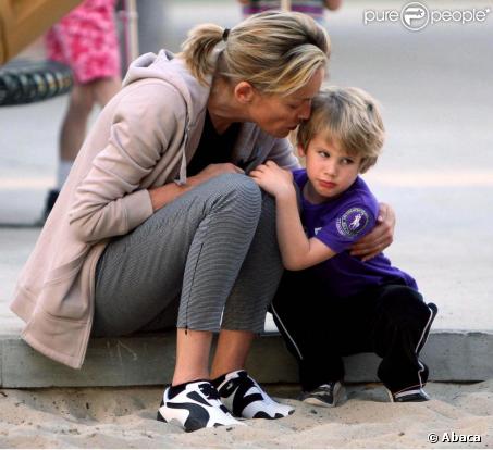 Sharon Stone et son fils Laird, 4 ans, s'amusent à Beverly Hills. 25/11/09