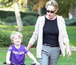Sharon Stone et son fils Laird, 4 ans, s'amusent à Beverly Hills. 25/11/09