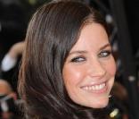 Evangeline Lilly version rétro sur tapis rouge pour un look simplement parfait ! 
