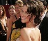 Evangeline Lilly les cheveux délicatement relevés. Elle charme tout le monde... 
