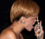 Pour la promotion de son album  Rated R , Rihanna ose tous les looks. Novembre 2009.