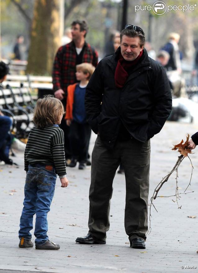 Mary-Louise Parker se promène avec son fils William et Alec Baldwin à Washington Square, à New York, le 26 novembre 2009.