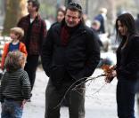 Mary-Louise Parker se promène avec son fils William et Alec Baldwin à Washington Square, à New York, le 26 novembre 2009.