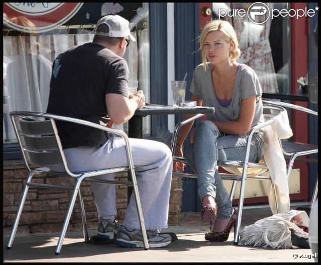 Sophie Monk savourant une bonne fraise... 