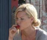 Sophie Monk savourant une bonne fraise... 