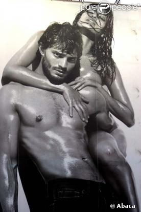 Eva Mendes et Jamie Dornan affichés dans les rues de Soho, à New York le 1er décembre 2009.