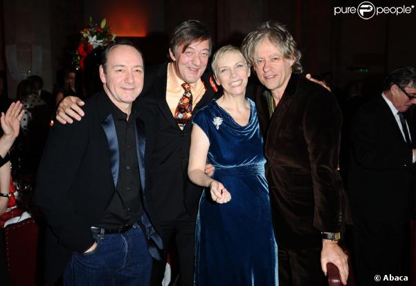 Annie Lennox entourée de Kevin Spacey, Stephen Fry et Bob Geldof lors du dîner-concert à Londres organisé par la Croix-Rouge britannique en reconnaissance de son travail humanitaire le 1er décembre 2009