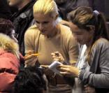 Michelle Hunzicker et sa fille Aurora au concert de son ex-mari Eros Ramazzotti, à Milan le 30 novembre 2009.