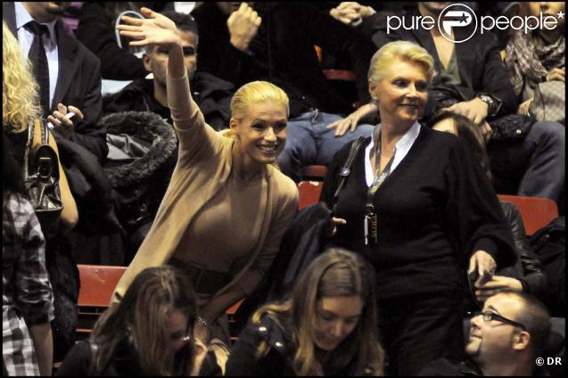 Michelle Hunzicker et sa fille Aurora au concert de son ex-mari Eros Ramazzotti, à Milan le 30 novembre 2009.