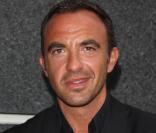Nikos Aliagas a soulevé la polémique quant à la prime de Raymond Domenech dans le  6/9 d'NRJ . 